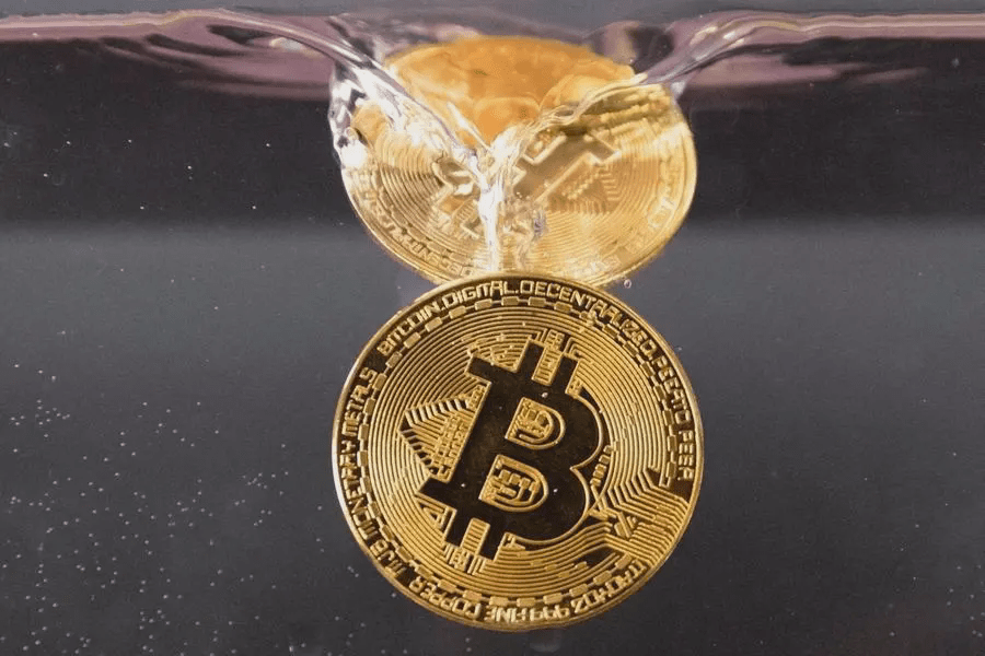 FILE PHOTO: Souvenir tokens representing cryptocurrency Bitcoin plunge into water in this illustration taken May 17, 2022. REUTERS/Dado Ruvic/Illustration. , Reuters